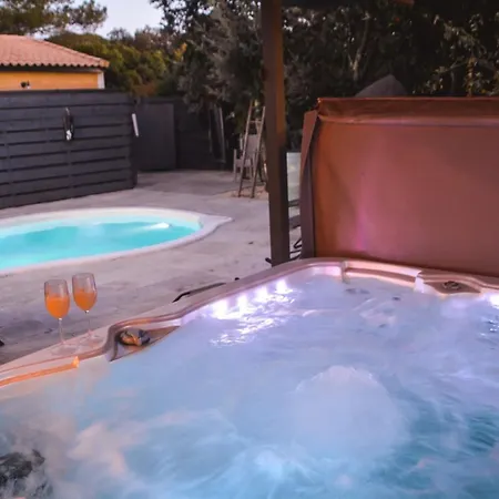 La yourte de Nîmes, sauna, spa , jacuzzi piscine et aire de jeux privatif 3* Caveirac