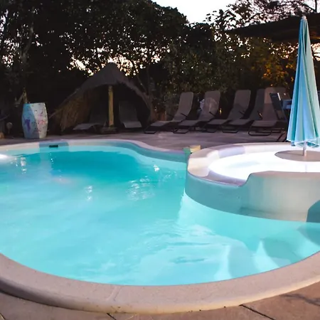 Maison d'hôtes La yourte de Nîmes, sauna, spa , jacuzzi piscine et aire de jeux privatif Caveirac
