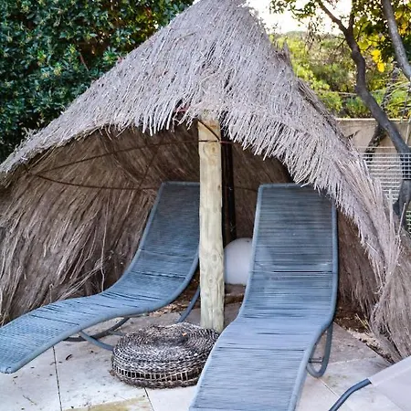 Maison d'hôtes La yourte de Nîmes, sauna, spa , jacuzzi piscine et aire de jeux privatif Caveirac