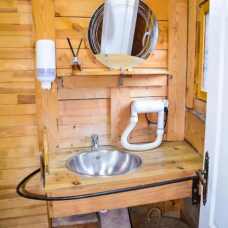 La yourte de Nîmes, sauna, spa , jacuzzi piscine et aire de jeux privatif