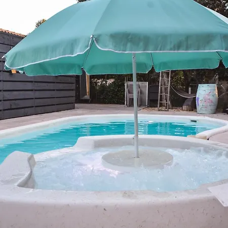 La yourte de Nîmes, sauna, spa , jacuzzi piscine et aire de jeux privatif Maison d'hôtes
