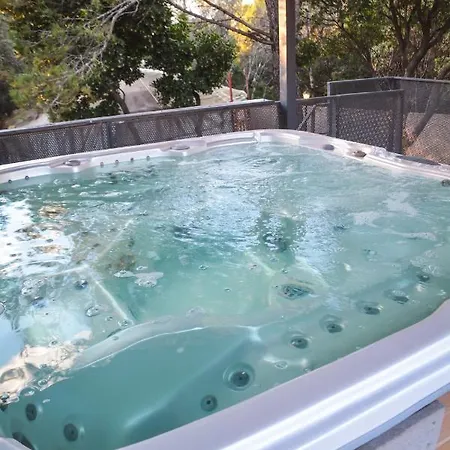 La yourte de Nîmes, sauna, spa , jacuzzi piscine et aire de jeux privatif 3*