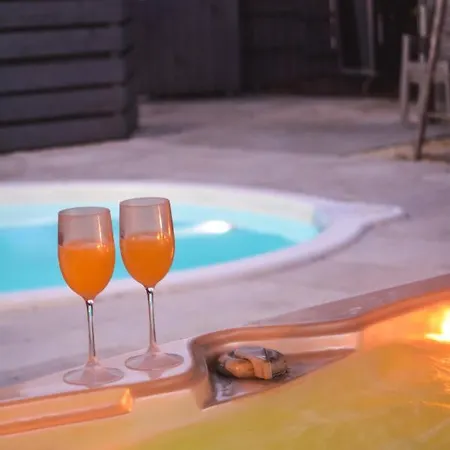 Maison d'hôtes La yourte de Nîmes, sauna, spa , jacuzzi piscine et aire de jeux privatif