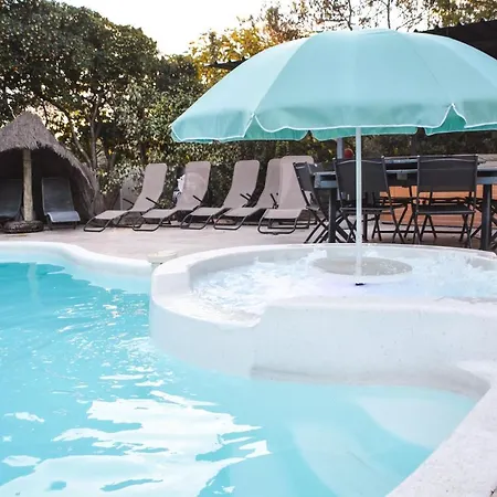 Maison d'hôtes La yourte de Nîmes, sauna, spa , jacuzzi piscine et aire de jeux privatif