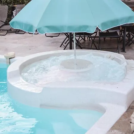 La yourte de Nîmes, sauna, spa , jacuzzi piscine et aire de jeux privatif Maison d'hôtes 3*