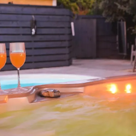 La yourte de Nîmes, sauna, spa , jacuzzi piscine et aire de jeux privatif Caveirac
