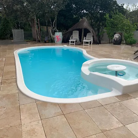 Maison d'hôtes La yourte de Nîmes, sauna, spa , jacuzzi piscine et aire de jeux privatif