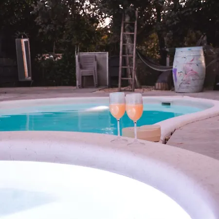 La yourte de Nîmes, sauna, spa , jacuzzi piscine et aire de jeux privatif Maison d'hôtes 3*