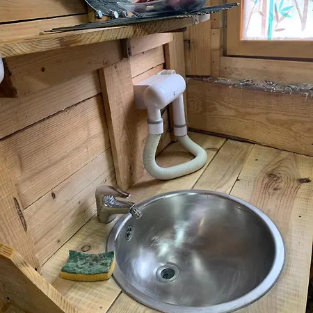 La yourte de Nîmes, sauna, spa , jacuzzi piscine et aire de jeux privatif Maison d'hôtes