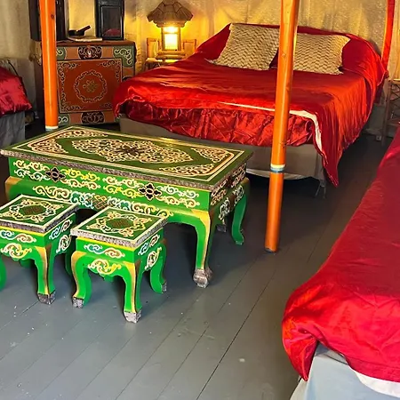 Maison d'hôtes La yourte de Nîmes, sauna, spa , jacuzzi piscine et aire de jeux privatif 3*