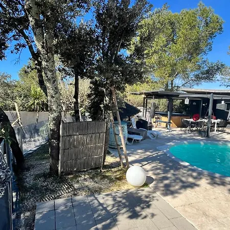La yourte de Nîmes, sauna, spa , jacuzzi piscine et aire de jeux privatif Maison d'hôtes 3*