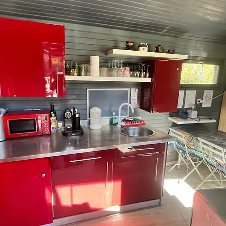 La yourte de Nîmes, sauna, spa , jacuzzi piscine et aire de jeux privatif Maison d'hôtes