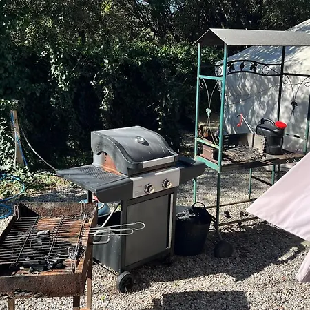 Maison d'hôtes La yourte de Nîmes, sauna, spa , jacuzzi piscine et aire de jeux privatif