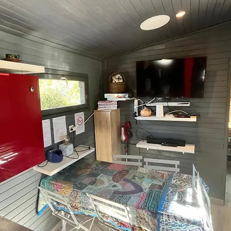La yourte de Nîmes, sauna, spa , jacuzzi piscine et aire de jeux privatif Maison d'hôtes 3*