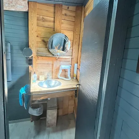 La yourte de Nîmes, sauna, spa , jacuzzi piscine et aire de jeux privatif Maison d'hôtes Caveirac