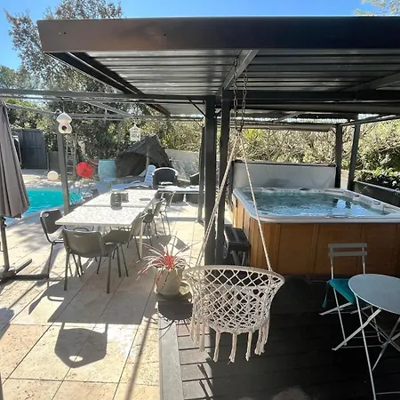 La yourte de Nîmes, sauna, spa , jacuzzi piscine et aire de jeux privatif 3*