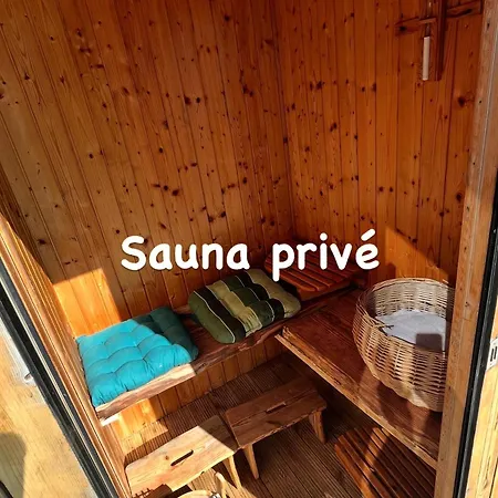 La yourte de Nîmes, sauna, spa , jacuzzi piscine et aire de jeux privatif
