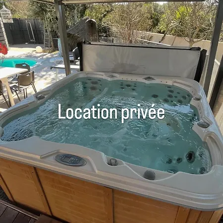 La yourte de Nîmes, sauna, spa , jacuzzi piscine et aire de jeux privatif Maison d'hôtes