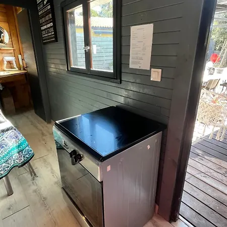 Maison d'hôtes La yourte de Nîmes, sauna, spa , jacuzzi piscine et aire de jeux privatif 3*