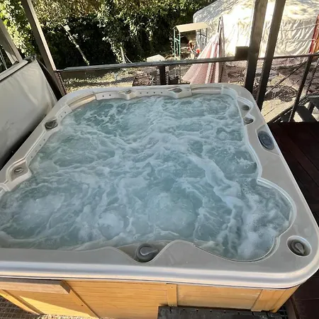 La yourte de Nîmes, sauna, spa , jacuzzi piscine et aire de jeux privatif 3*