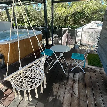 La yourte de Nîmes, sauna, spa , jacuzzi piscine et aire de jeux privatif Caveirac