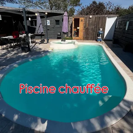 La yourte de Nîmes, sauna, spa , jacuzzi piscine et aire de jeux privatif Maison d'hôtes