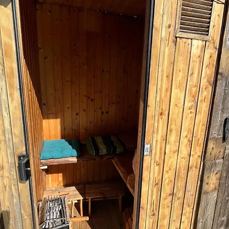 La yourte de Nîmes, sauna, spa , jacuzzi piscine et aire de jeux privatif Maison d'hôtes