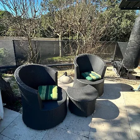 Maison d'hôtes La yourte de Nîmes, sauna, spa , jacuzzi piscine et aire de jeux privatif Caveirac