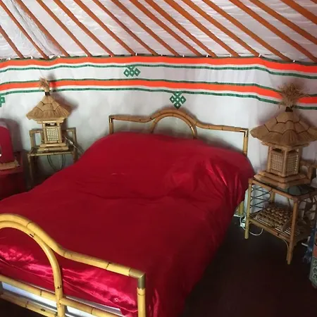 La yourte de Nîmes, sauna, spa , jacuzzi piscine et aire de jeux privatif 3* Caveirac